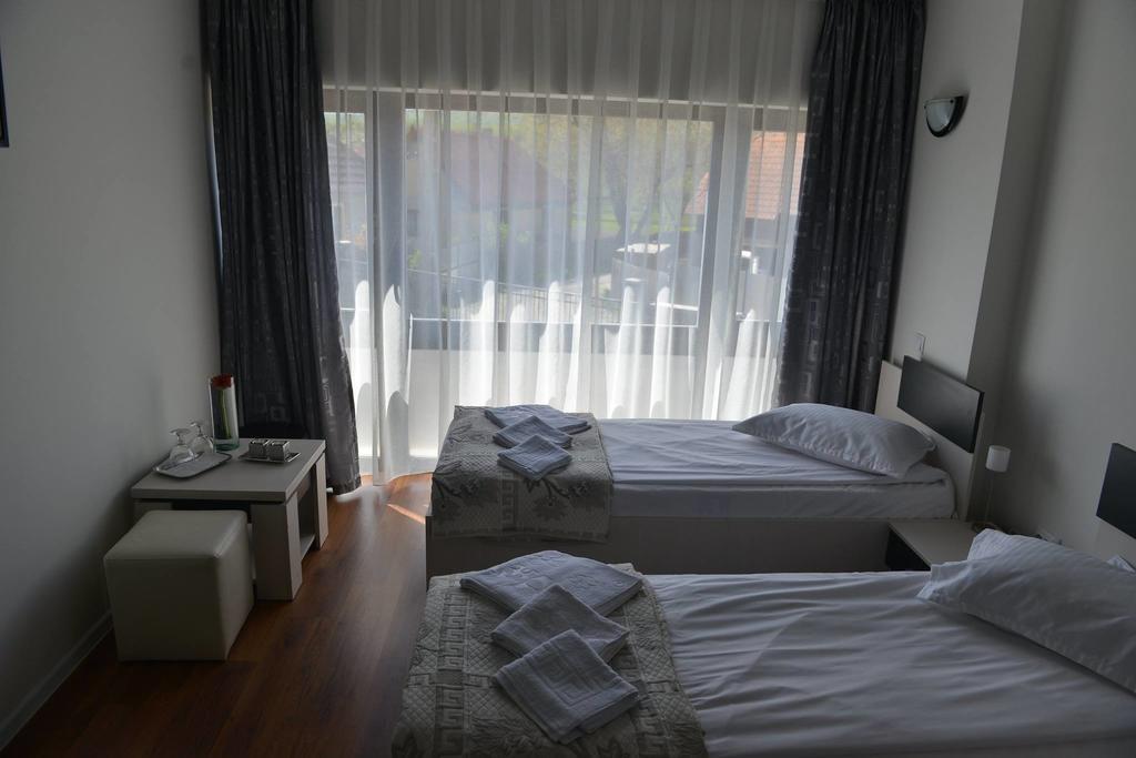 Отель Casa Alesia Poeni Экстерьер фото