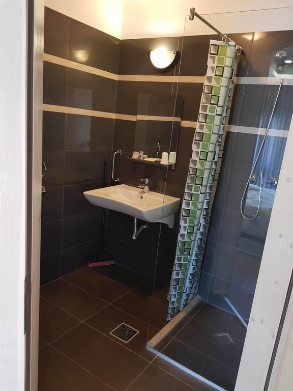 Отель Casa Alesia Poeni Экстерьер фото